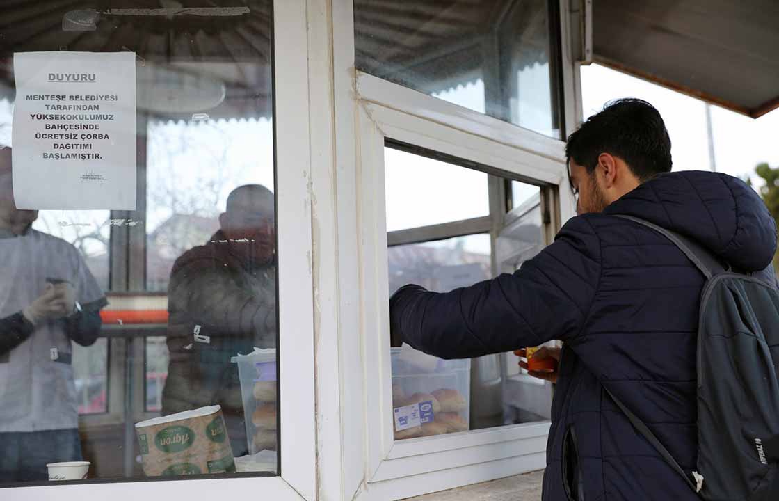 MENTEŞE BELEDİYESİ ÖĞRENCİLERİN İÇİNİ ISITIYOR