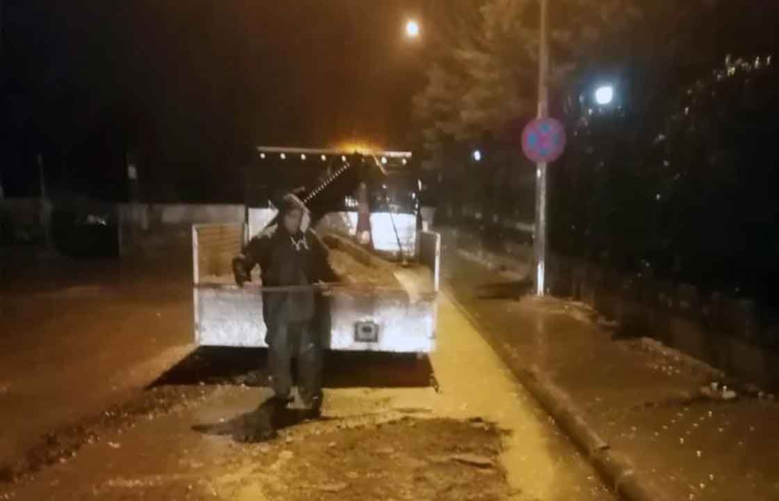 YOĞUN YAĞIŞTA BELEDİYE EKİPLERİNDEN ANINDA MÜDAHALE