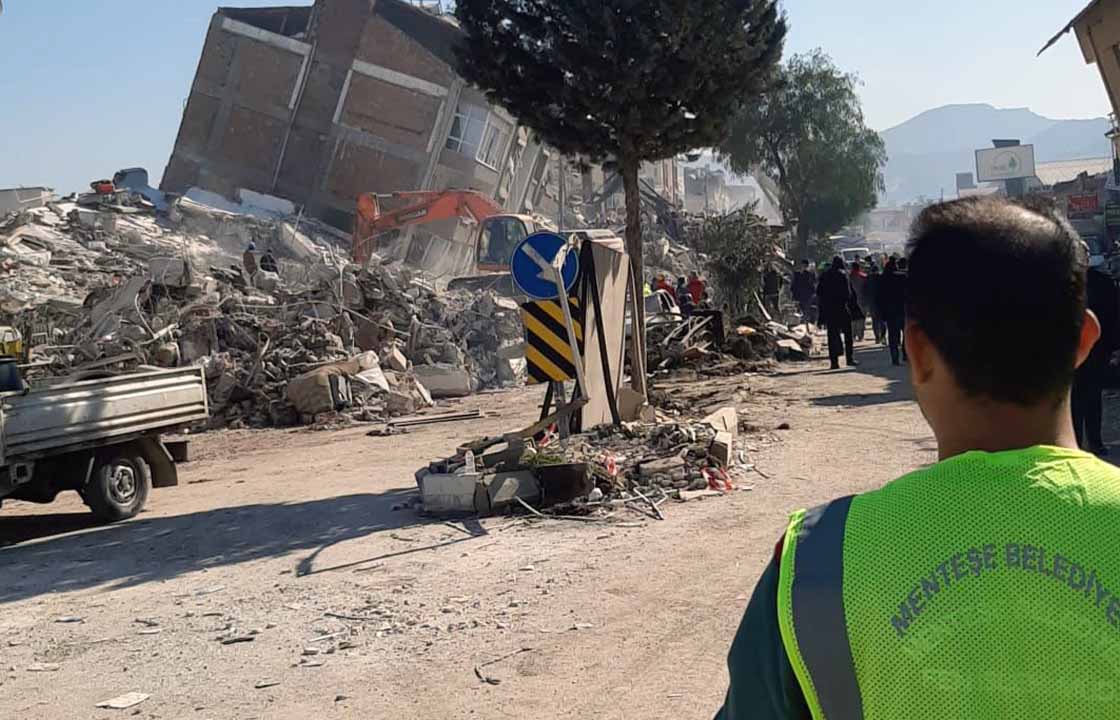 MENTEŞE BELEDİYE EKİPLERİ AFET BÖLGESİNDE ÇALIŞMALARA BAŞLADI