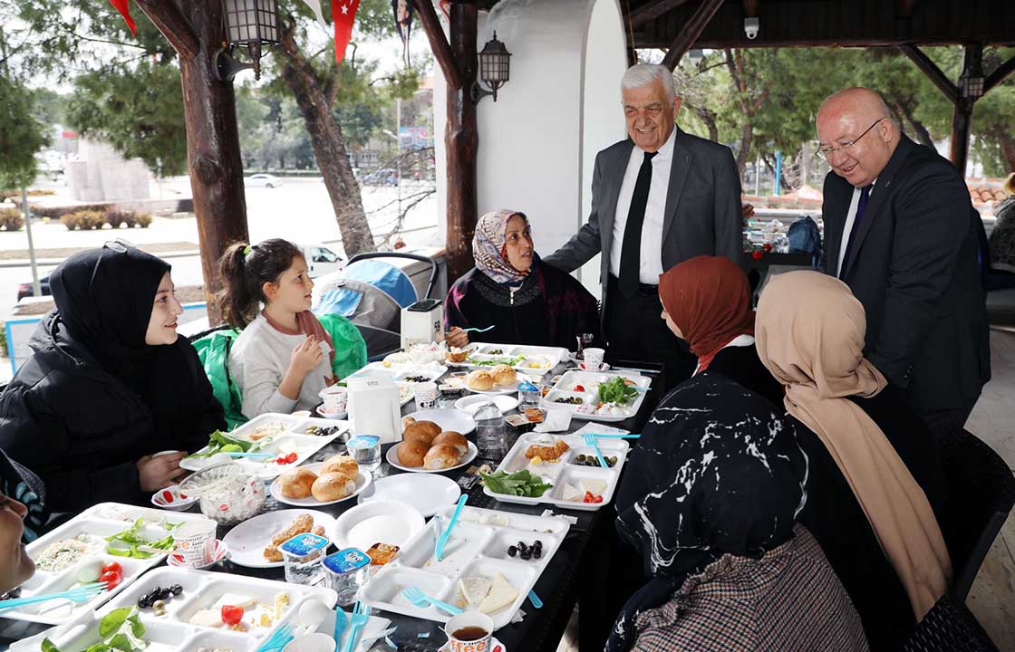 DÜNYA EMEKÇİ KADINLAR GÜNÜ’NDE DEPREMZEDE KADINLARA KAHVALTI