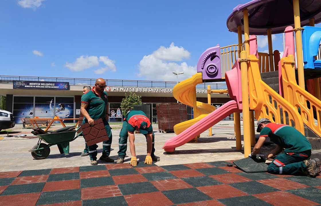 MENTEŞE BELEDİYESİ TARAFINDAN PARKLARDAKİ ZEMİNLER YENİLENİYOR