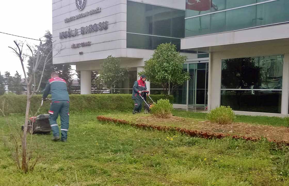 KAMU KURUMLARINDAKİ YEŞİL ALANLARININ BAKIMINI MENTEŞE BELEDİYESİ YAPIYOR