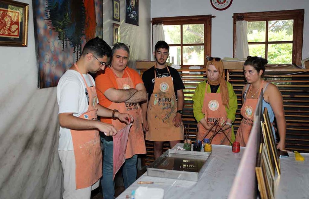 Yabancı Öğrenciler Ebru Sanatıyla Tanıştı