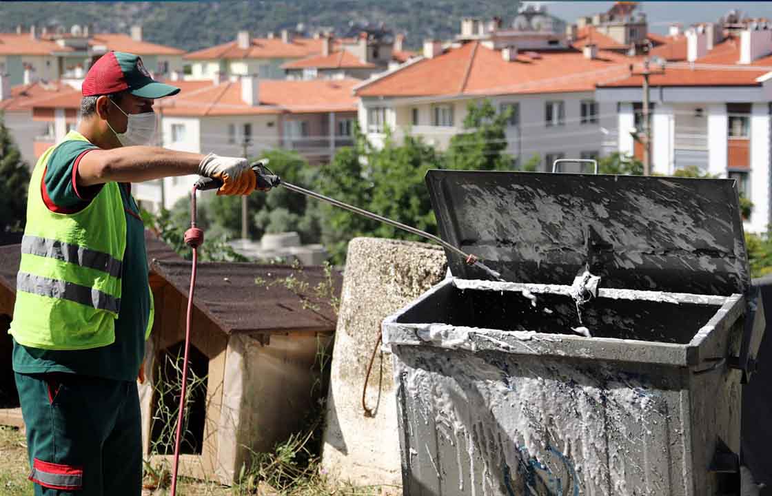 MENTEŞE’DE ÇÖP KONTEYNERLERİ TEMİZLENİYOR