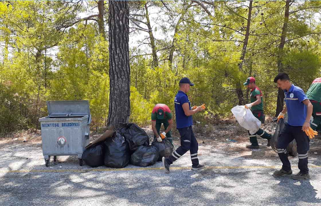 EKİPLER AKBÜK KOYUNDA 2 TON ÇÖP TOPLADI