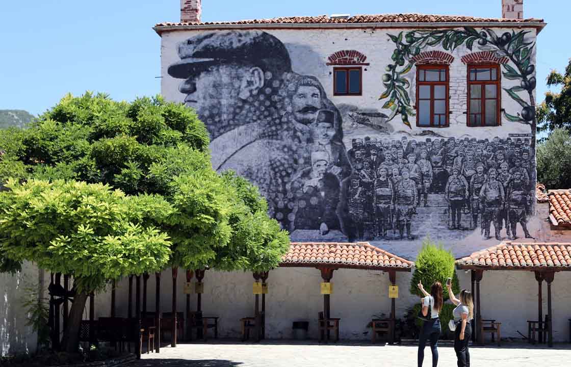 MURAL RESİM ÇALIŞMASINA VATANDAŞLARDAN YOĞUN İLGİ