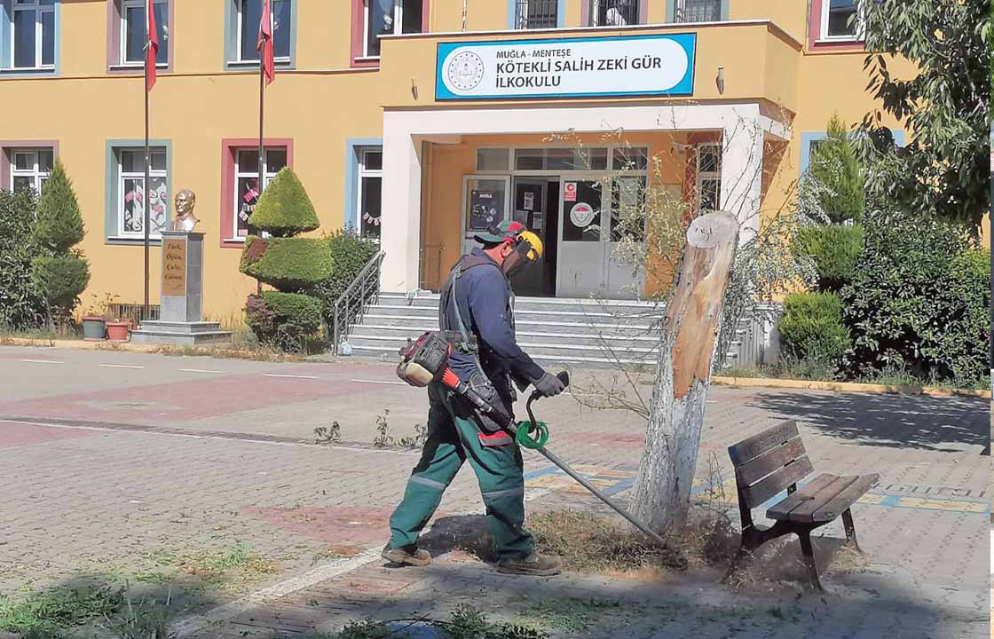 MENTEŞE’DEKİ OKULLARA YENİ DÖNEM ÖNCESİ BAHÇE TEMİZLİĞİ