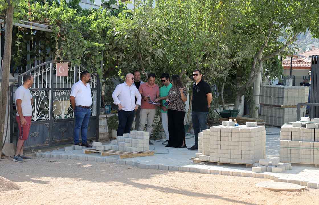 MENTEŞE BELEDİYESİ DÜĞEREK MAHALLESİNDEKİ PARKE KAPLAMA ÇALIŞMALARINA BAŞLADI