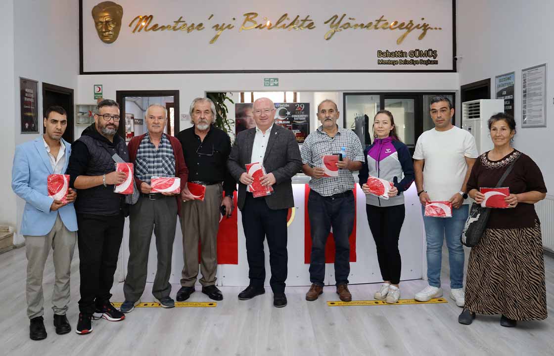 MENTEŞE BELEDİYESİ’NDEN ‘EVLERİ BAYRAKLARLA DONATIYORUZ’ KAMPANYASI