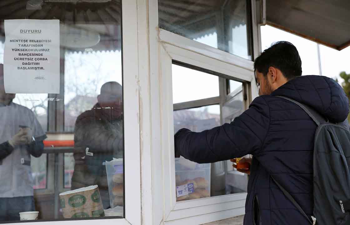 MENTEŞE BELEDİYESİ’NDEN ÖĞRENCİLERE SICAK ÇORBA İKRAMI