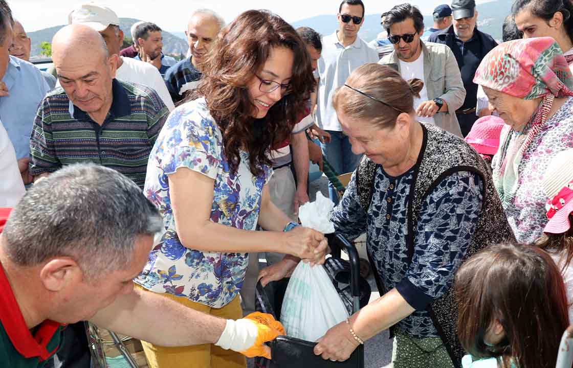 MENTEŞE BELEDİYESİ 30 TON KİREÇ DAĞITTI