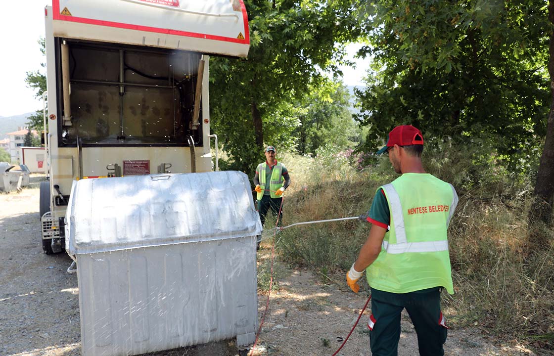 MENTEŞE’DE ÇÖP KONTEYNERLERİNE HASSAS TEMİZLİK