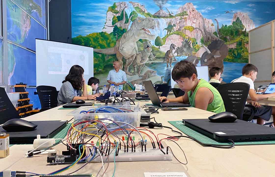ROBOTİK VE KODLAMA EĞİTİMLERİ BAŞLADI