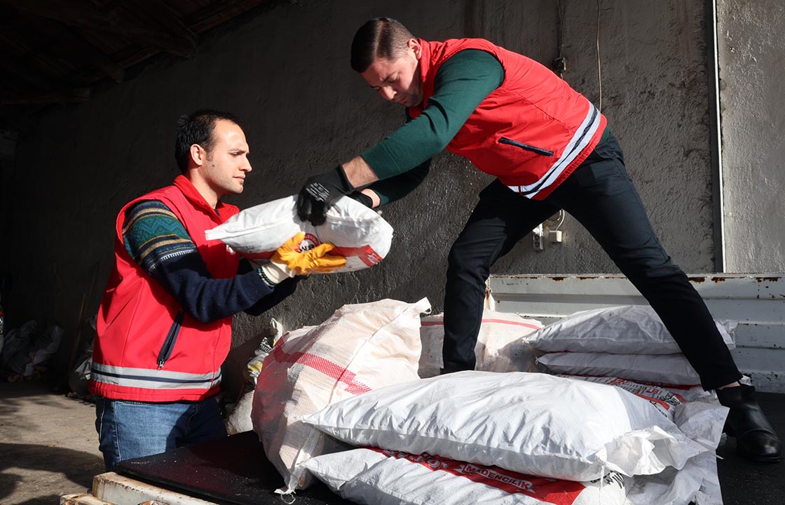 Menteşe Belediyesi’nden ihtiyaç sahiplerine yakacak yardımı